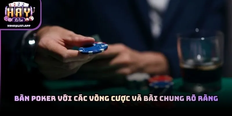 Bàn poker với các vòng cược và bài chung rõ ràng